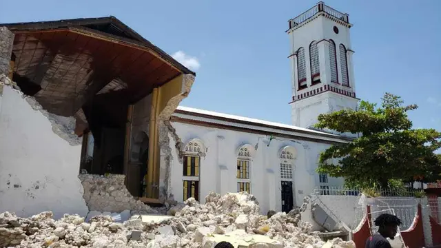 Gereja Sacred Heart rusak akibat gempa bumi di Les Cayes, Haiti pada Sabtu 14 Agustus 2021. (AP Photo/Delot Jean)