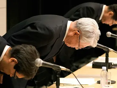 Presiden dan CEO Kobe Steel Hiroya Kawasaki (tengah) membungkuk saat konferensi pers di Tokyo, Jepang,  Selasa (6/3). Kawasaki mengundurkan diri karena sebuah skandal yang muncul tahun lalu. (AP Photo/Shizuo Kambayashi)
