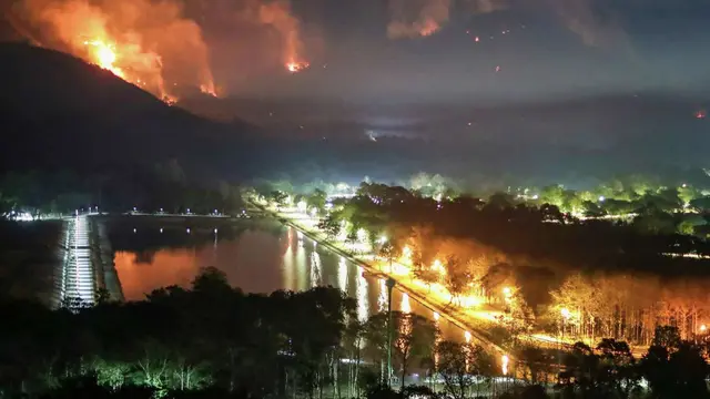 Api dan asap mengepul dari kebakaran hutan di provinsi Nakhon Nayok, 114 kilometer timur laut Bangkok. Thailand, Kamis pada hari Kamis (30/3/2023).