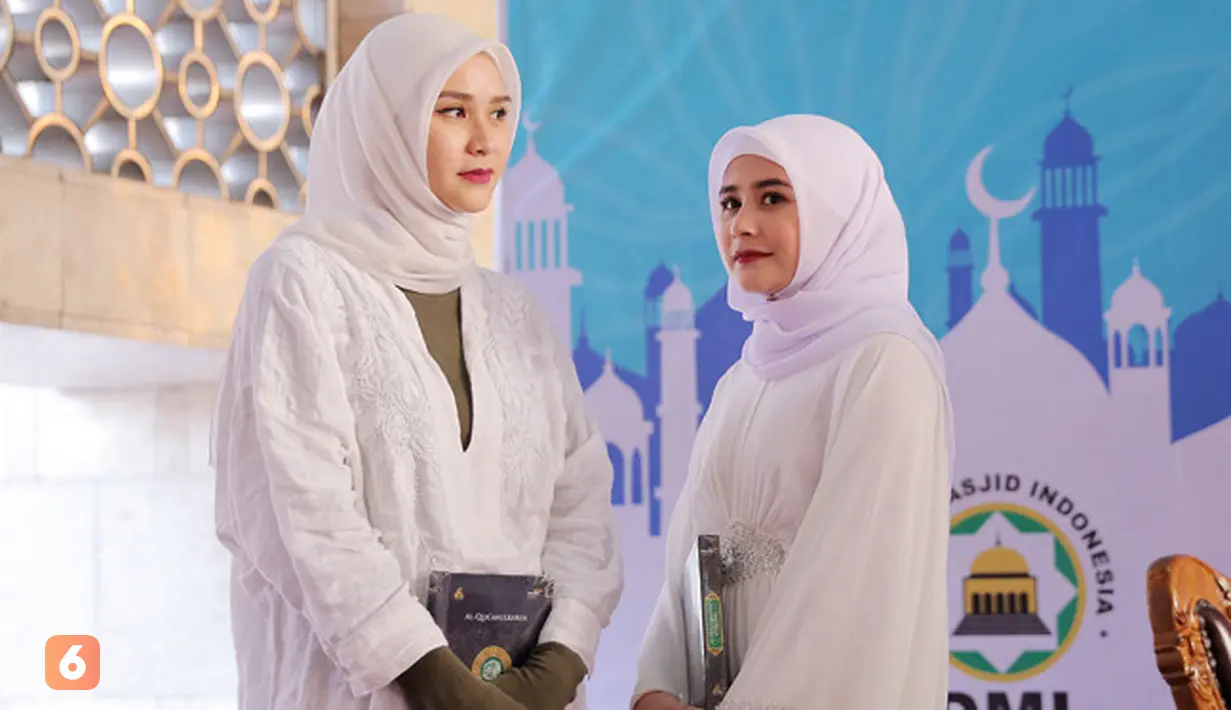 "Kadang baca aja, baca tanpa ditargetin (harus khatam) jadi bener-bener dapatnya berapa ya Alhamdulillah banget bisa nyempetin baca setelah sholat teraweh atau bareng-bareng, nggak ditargetin sih," kata Prilly. (Deki Prayoga/Bintang.com)