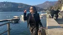 Berpose di Lake Como Italia, Prilly tampil elegan dengan tweed blazer warna hitam dan rok wol motif kotak-kotak. [@prillylatuconsina96]