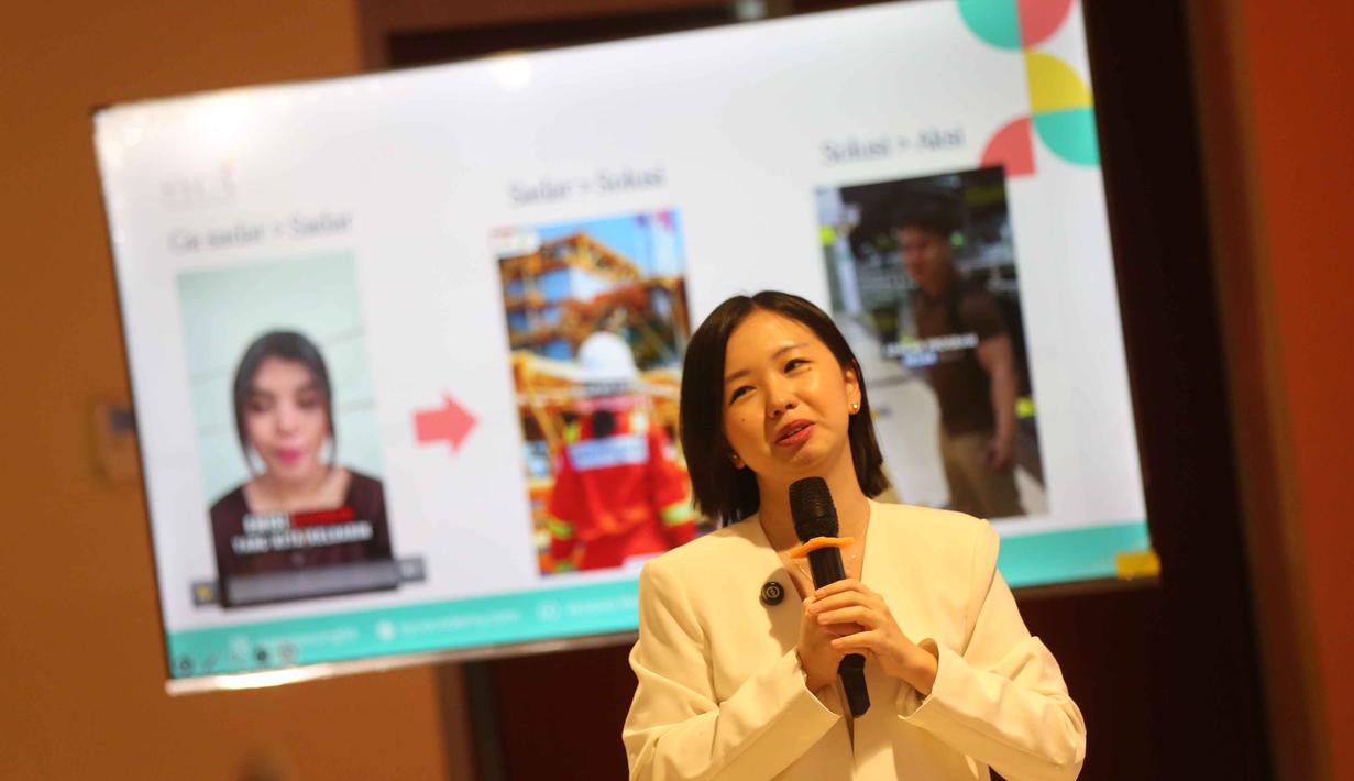 Founder of Start Your Content Academy, Victoria Wong, saat presentasi pada seminar Upstream Force We Are The Energy di Auditorium Lantai 2 Gedung Interdisciplinary Engineering Fakultas Teknik Universitas Indonesia (IDE FTUI), Depok, Jawa Barat, Selasa (4/11/2025). Slogan dan acara ini dirancang untuk membangkitkan antusiasme dan menarik bakat ke sektor hulu minyak dan gas yang penting, menyoroti perannya dalam memenuhi permintaan sekaligus memastikan keamanan energi masa depan. (Liputan6.com/Helmi Fithriansyah)