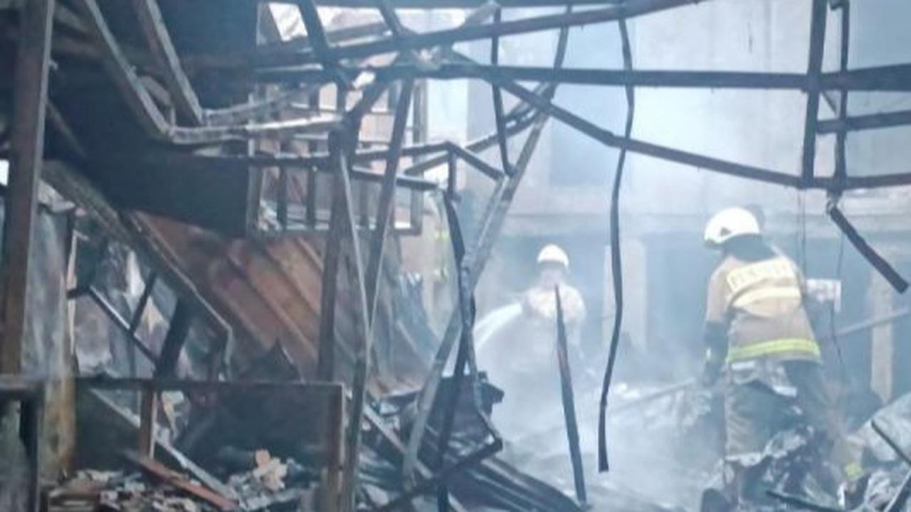 Proses Pendinginan Kebakaran Restoran Ayam Cepat Saji Masih Berlangsung