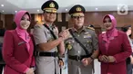 Irjen Priyo Widyanto sebagai Kapolda Sumatera Selatan berjabat tangan dengan Irjen Firli Bahuri sebagai Kabaharkam Polri usai serah terima jabatan di Bareskrim Polri, Selasa (19/11/2019). Kapolri Jenderal Idham Azis memimpin upacara sertijab sejumlah perwira tinggi (pati). (Liputan6.com/Johan Tallo)