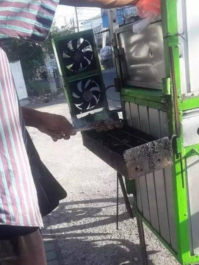 8 Potret Nyeleneh Cara Orang Jualan Sate, Ada yang Pakai Kostum Ini Kocak