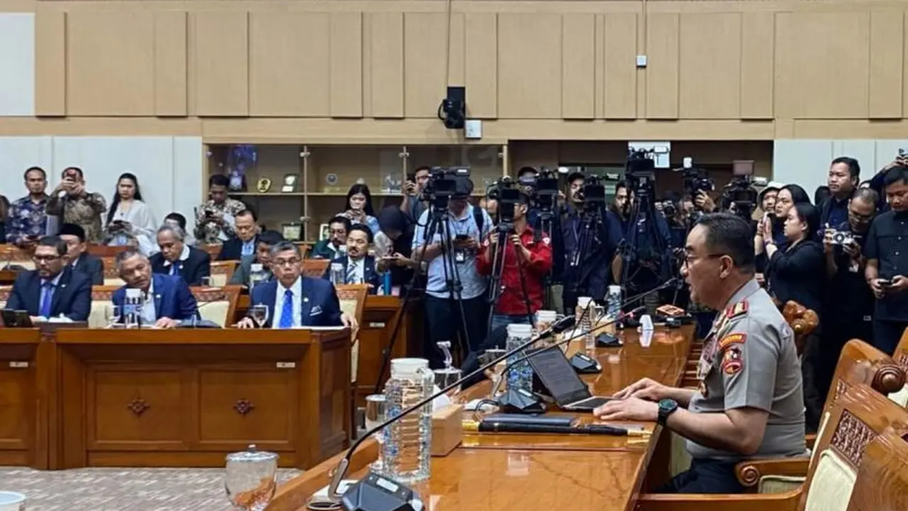 Calon Kapolri Komjen Pol. Suyudi Ario Seto menjalani uji kelayakan dan kepatutan di Komisi III DPR RI, kompleks parlemen, Jakarta, Kamis (1/10/2026) (Antara)