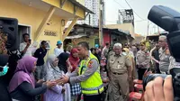 Polri Salurkan Bantuan untuk Korban Kebakaran Kemayoran