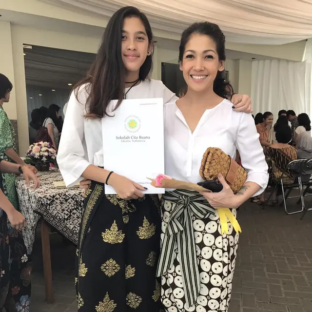Anaknya Genap 20 Tahun, Ini 6 Potret Kebersamaan Mieke Amalia dan Putri Sulungnya