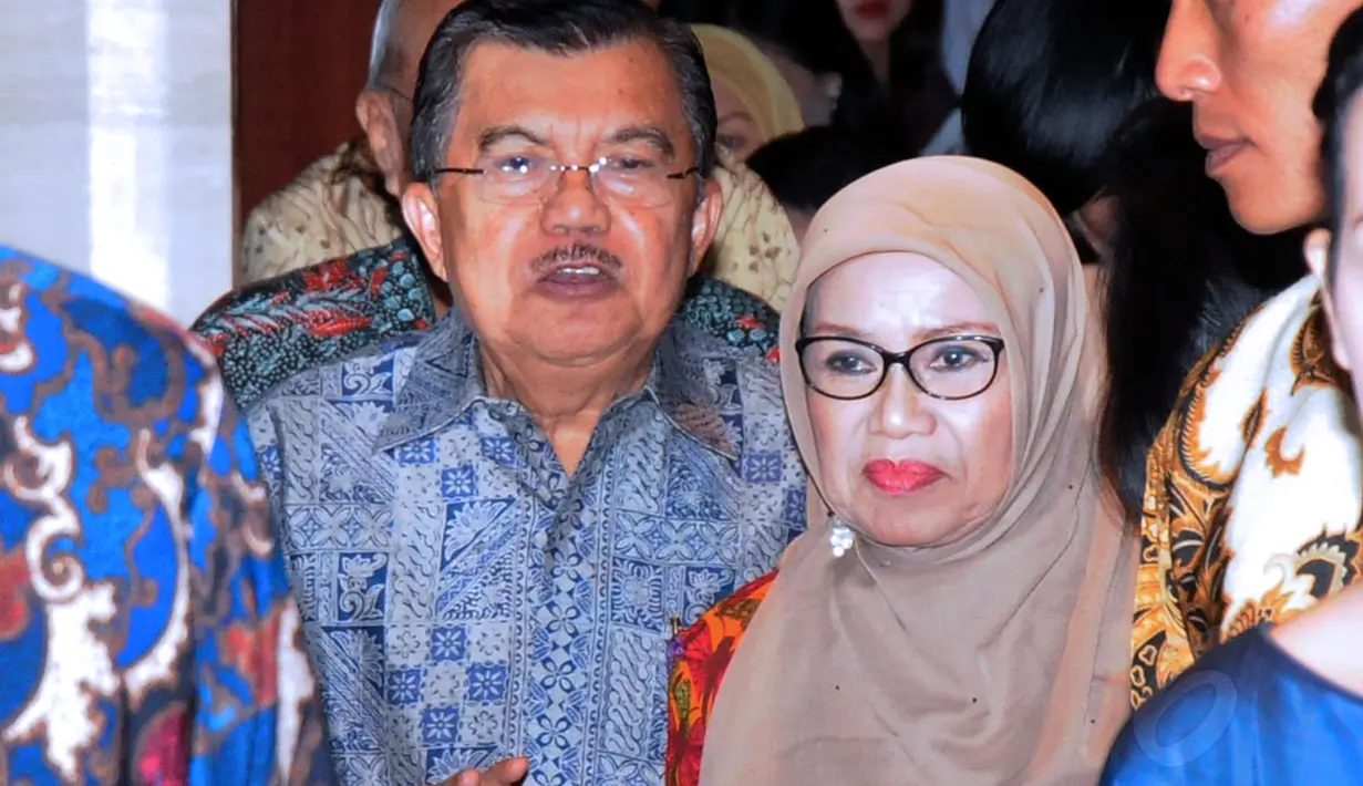 Ditemani Ibu Mufidah Kalla, Wakil Presiden terpilih, Jusuf Kalla (kiri), menghadiri acara nonton bareng film Tabula Rasa di Jakarta, (15/9/2014). (Liputan6.com/Helmi Fithriansyah)