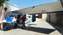 Muhammad Fayyaz berdiri di samping pesawat buatannya di Desa Tabur, Provinsi Punjab, Pakistan, 8 April 2019. Pangkalan Udara Pakistan terdekat mengeluarkannya sertifikat untuk menghargai semangat dan ketangkasan Fayyaz. (ARIF ALI/AFP)