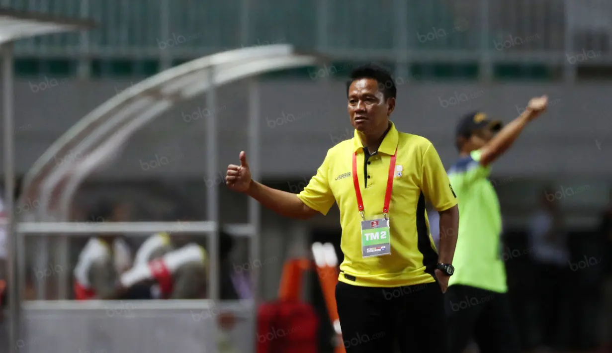 Pelatih Barito Putra, Mundari Karya saat mendampingi timnya melawan PS TNI pada laga Torabika SC 2016 di Stadion Pakansari, Bogor, Jumat (22/7/2016). (Bola.com/Nicklas Hanoatubun)