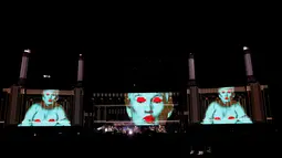 Sebuah layar bergambar capres AS dari partai Republik, Donald Trump saat musisi Roger Waters tampil dalam festival musik Desert Trip di Empire Polo Club di Indio, California AS, (9/10). (REUTERS/Mario Anzuoni)