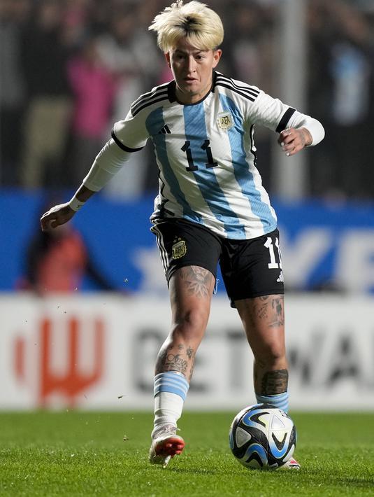 <p>Pemain Timnas Wanita Argentina, Yamila Rodriguez menggiring bola pada laga Grup G Piala Dunia Wanita 2023 melawan Peru di San Nicolas, Argentina, 14 Juli 2023. (AP Photo/Natacha Pisarenko)</p>