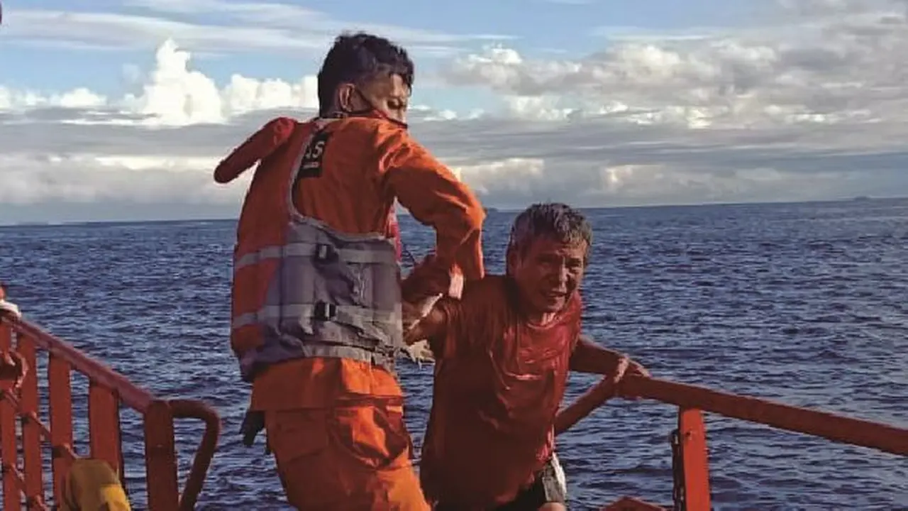 Tim gabungan menghentikan pencarian sementara terhadap korban kapal nelayan yang karam di perairan Kota Padang, Sumatera Barat karena cuaca yang tidak mendukung.