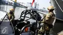 Sejumlah pasukan Marinir berjaga usai upacara pelepasan alam rangka mendukung pengamananKonferensi Tingkat Tinggi  (KTT) World Islamic Economic Forum (WIEF) yang ke-12 di Jakarta, Jumat (29/7). (Liputan6.com/Faizal Fanani)