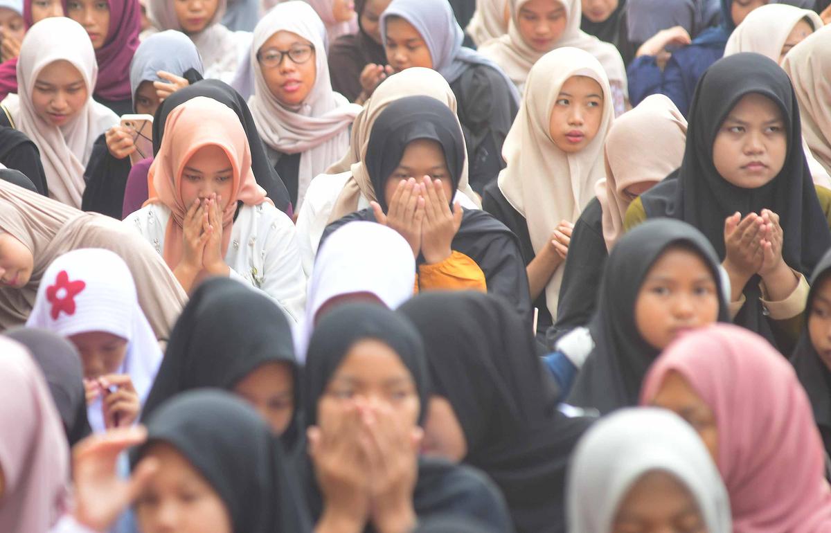 FOTO: Meriah! Siswa Merayakan Hari Santri dengan Doa dan Pawai Kebersamaan