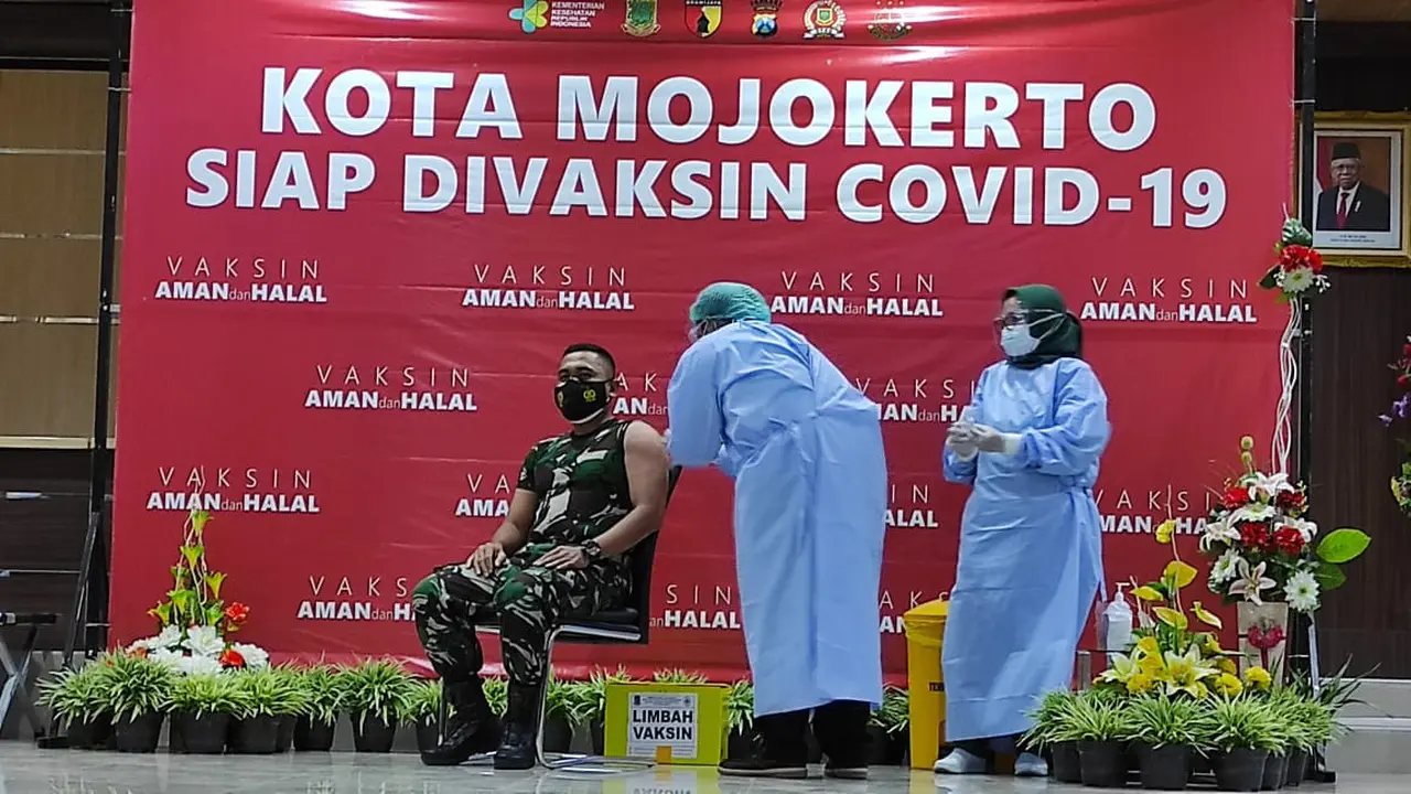 Vaksinasi Covid-19 perdana di Kota Mojokerto. (Ist)