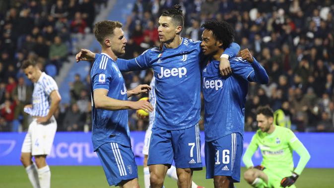 Bintang Juventus Cristiano Ronaldo bersama Aaron Ramsey dan Juan Cuadrado merayakan golnya ke gawang SPAL dalam lanjutan Liga Italia di Stadio Paolo Mazza, Minggu (23/2/2020) dini hari WIB. (Filippo Rubin/LaPresse via AP)