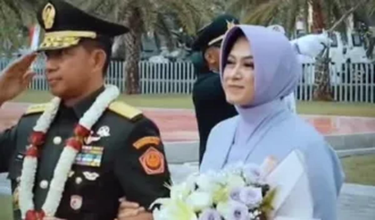 Perlu diketahui, sosok cantik ini merupakan ibu dari tiga anak dan dikenal sebagai pribadi yang ramah juga sederhana. <br>
