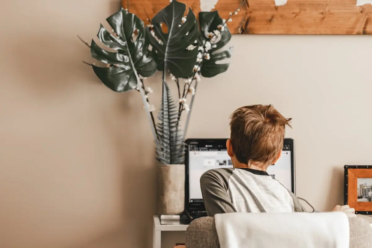 Anak akses internet dari laptop (Pexels)