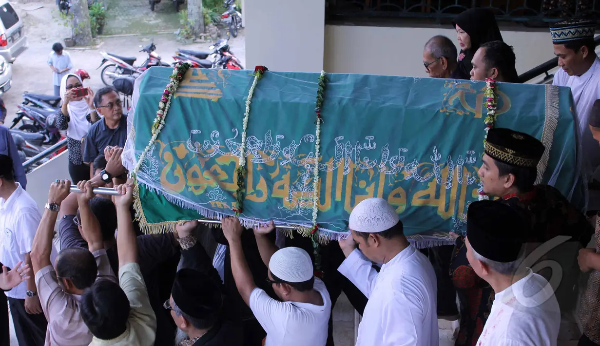 Jenazah komedian Pepeng usai disalatkan di Masjid Baiturrahman, Depok, Jawa Barat, Rabu (6/5/2015). Rencananya Pepeng akan dimakamkan di TPU Jelupang, BSD, Serpong. (Liputan6.com/Helmi Afandi)