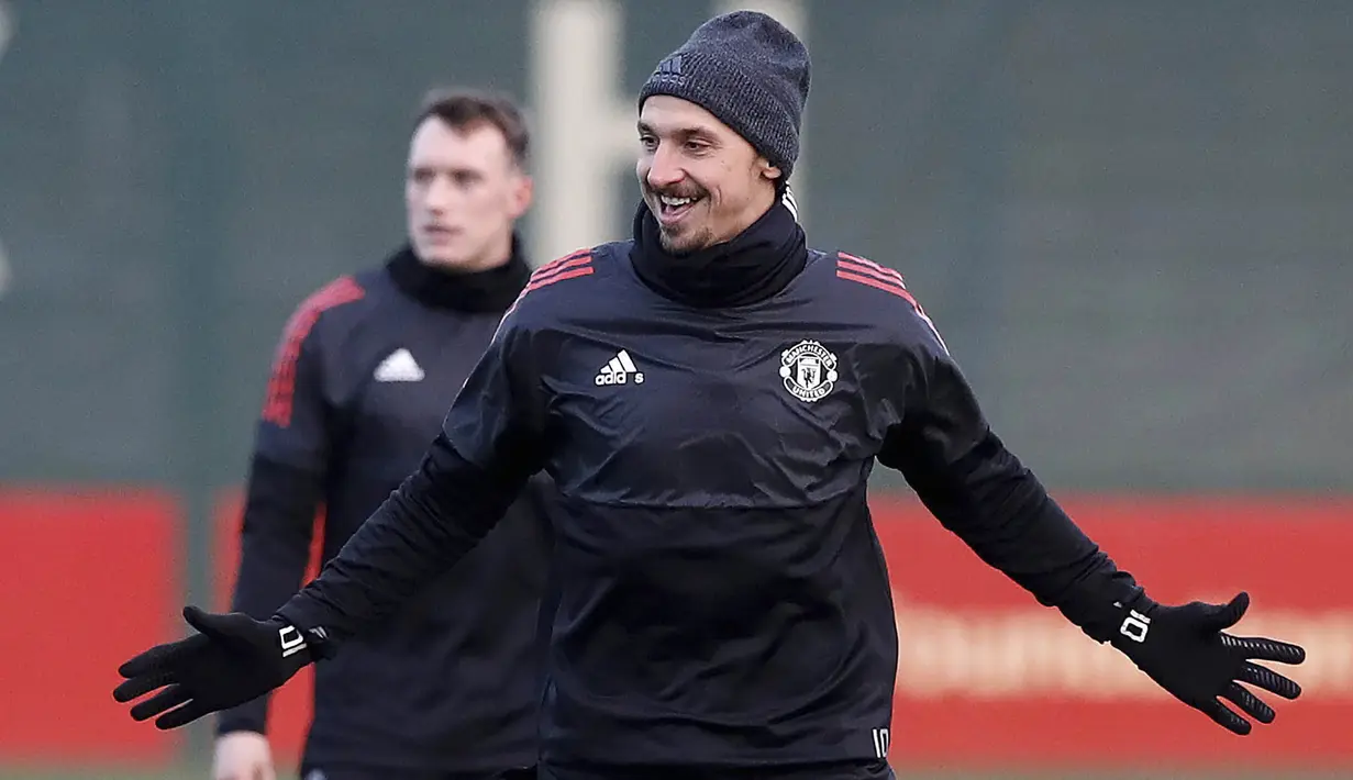 Striker Manchester United, Zlatan Ibrahimovic, mengikiuti sesi latihan jelang laga Liga Champions di Manchester, Senin (4/12/2017). Manchester United akan berhadapan dengan CSKA Moscow. (AP/Martin Rickett)