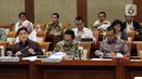 Menteri BUMN, Erick Thohir (kiri) bersama Wakil Menteri BUMN Kartika Wirjoatmodjo (tengah) mengikuti rapat dengan Komisi VI DPR di kompleks Parlemen, Senin (2/12/2019). Rapat membahas Penyertaan Modal Negara (PMN) pada Badan Usaha Milik Negera tahun anggaran 2019 dan 2020. (Liputan6.com/Johan Tallo)