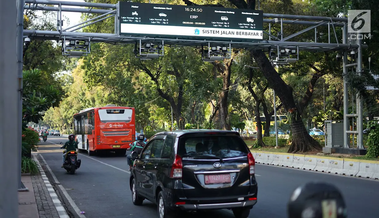 Kendaraan melintas di bawah mesin electronic road pricing (ERP) di Jalan Medan Merdeka Barat, Jakarta, Rabu (11/9/2019). Pemprov DKI menghapus anggaran APBD 2019 sebesar Rp40,9 miliar untuk jalan berbayar atau ERP setelah mendapatkan opini hukum dari Kejaksaan Agung. (Liputan6.com/Immanuel Antonius)