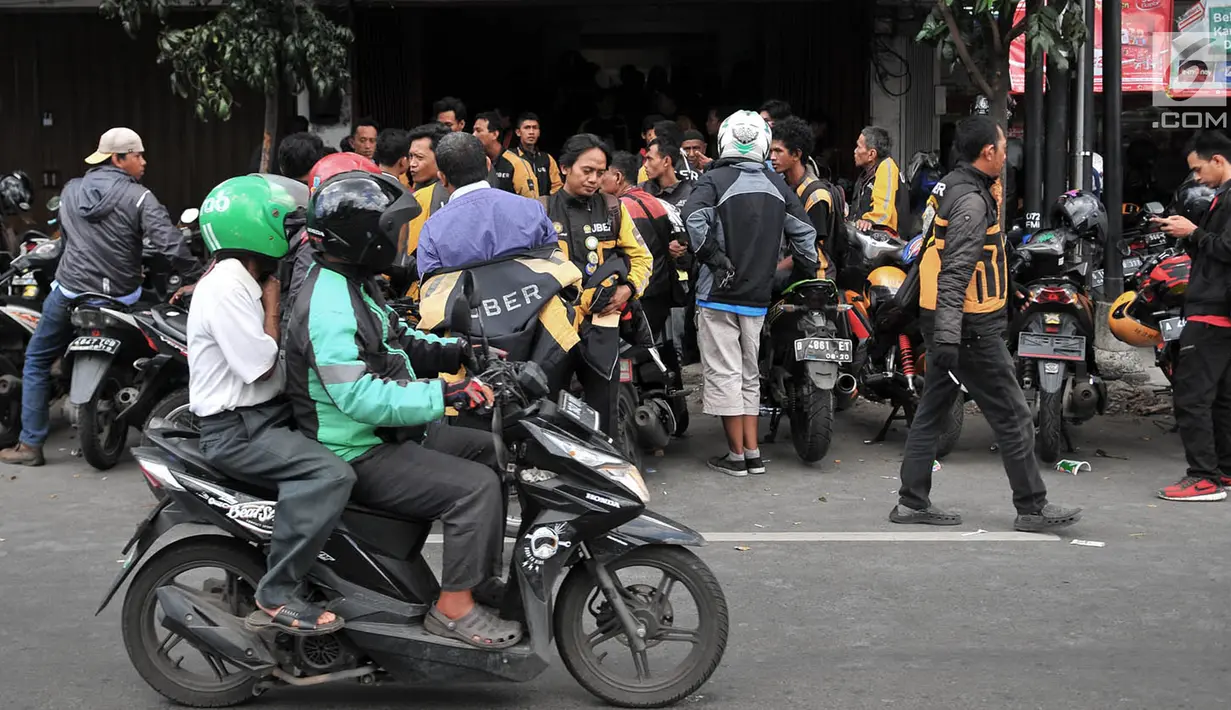 Sejumlah driver Uber mengantre untuk mendaftar menjadi pengemudi Go-Jek di kantor cabang Gunung Sahari, Jakarta, Minggu (1/4). Pasca diakuisisi oleh Grab, ratusan mantan driver Uber mendaftarkan diri menjadi mitra Go-Jek. (Merdeka.com/Iqbal S Nugroho)