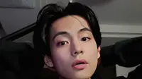 Sambil tersenyum nakal, Taehyung memulai sesi live dengan menjawab apa yang ada di pikiran semua orang, dengan mengatakan, "Aku sudah potong rambut!" (Foto: Weverse Live via Allkpop)