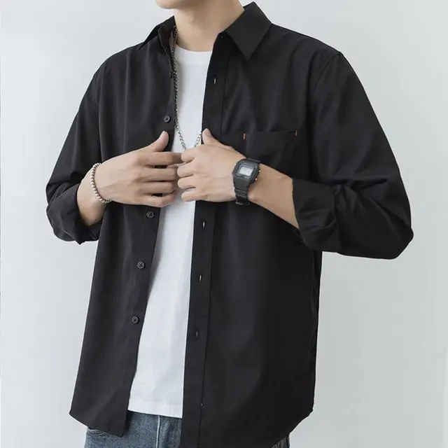 Kemeja Hitam yang Dikombinasikan Menjadi Outer
