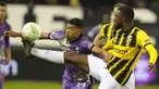 Penyerang Tottenham Hotspur, Dane Scarlett (kiri) berebut bola dengan gelandang Vitesse Arnhem, Riechedly Bazoer pada matchday ketiga Grup G Europa Conference League 2021/2022 di Stadion Gelredome, Kamis (21/10/2021). Tottenham menelan kekalahan 0-1 di markas Vitesse Arnhem. (AP Photo/Peter Dejong)