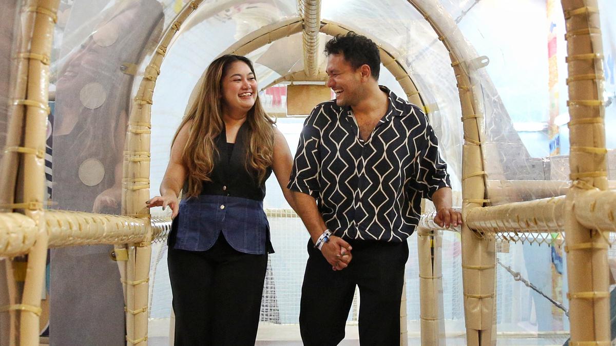 5 Perilaku Feminin yang Membuat Pria Terkesan dan Jatuh Hati