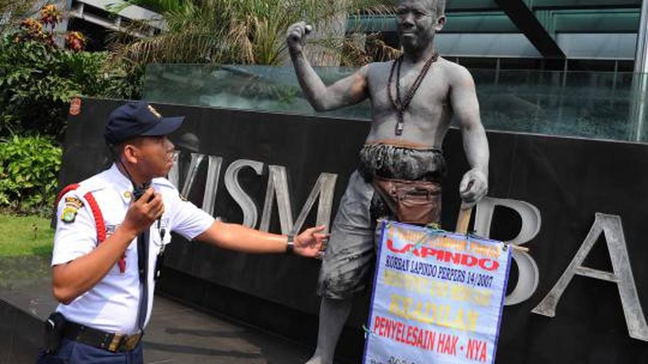 Aksi korban Lapindo di Wisma Bakrie