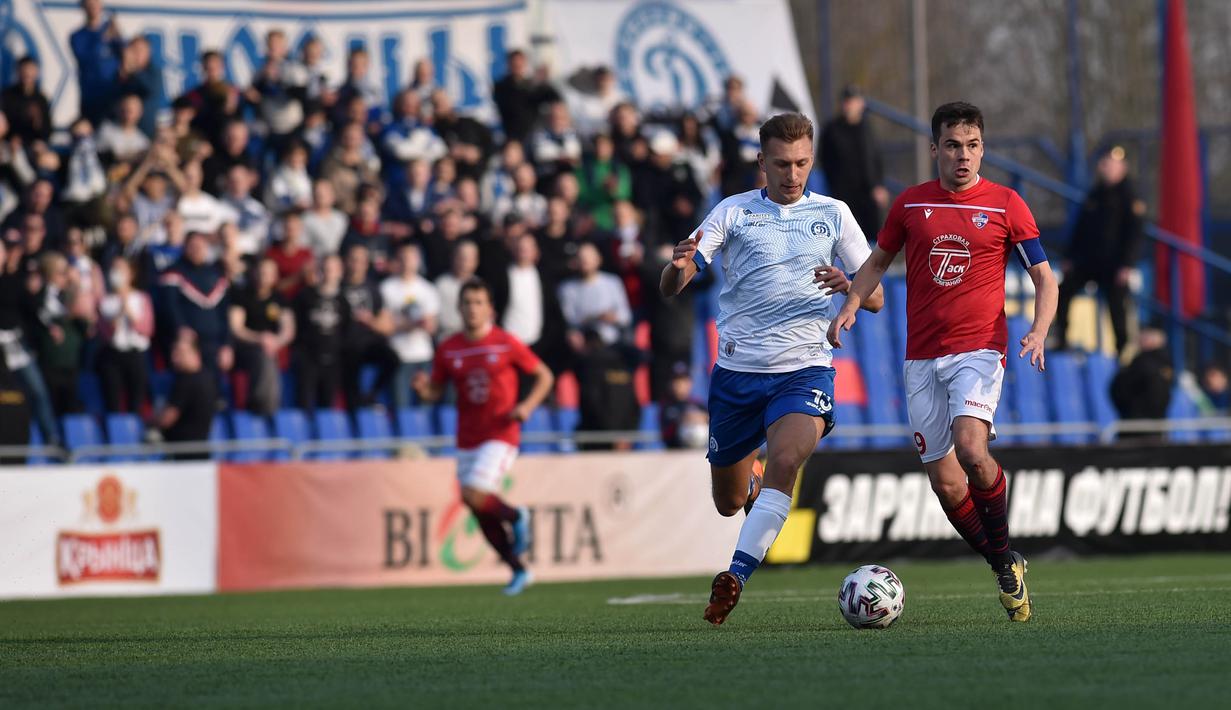 Suasana pertandingan antara FC Minsk melawan FC Dinamo-Minsk pada laga Liga Belarusia, Sabtu (28/3/2020). Di tengah wabah virus Corona, Liga Belarusia tetap digelar seperti biasa bahkan tetap dipadati suporternya. (AFP/Sergei Gapon)