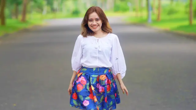 wanita januari tampak bahagia