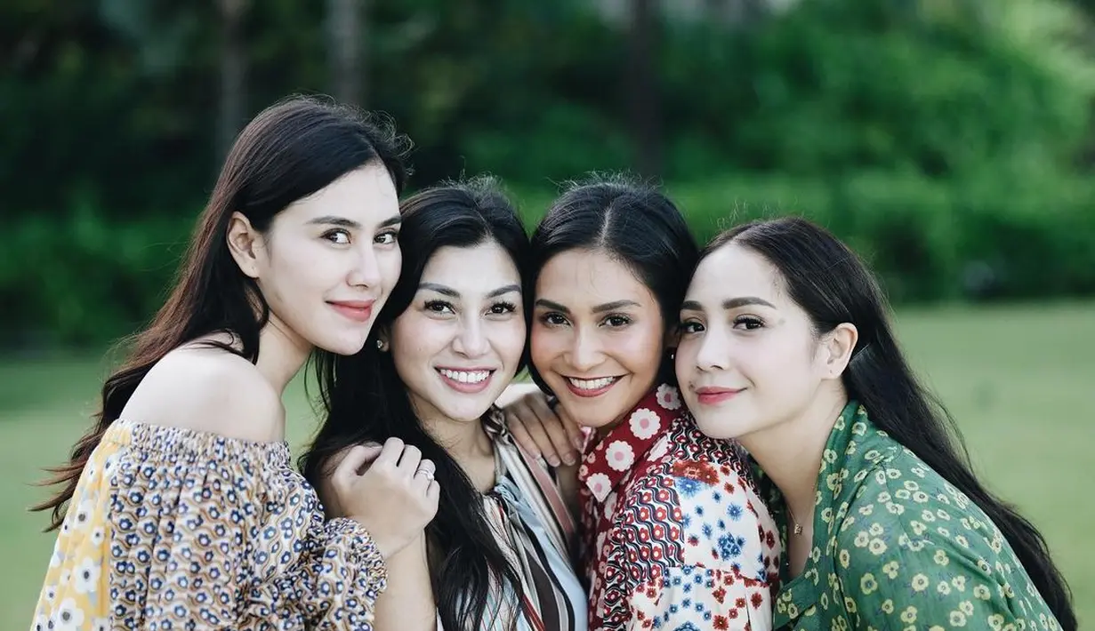 Potret ini sempat menghebohkan netizen, hingga keempatnya dijuluki BLACKPINK cabang Andara. Memesona dalam balutan summer dress, Syahnaz, Nisya, Caca, dan Gigi kompak mengenakan dress bermotif floral yang cantik. Foto: Instagram.