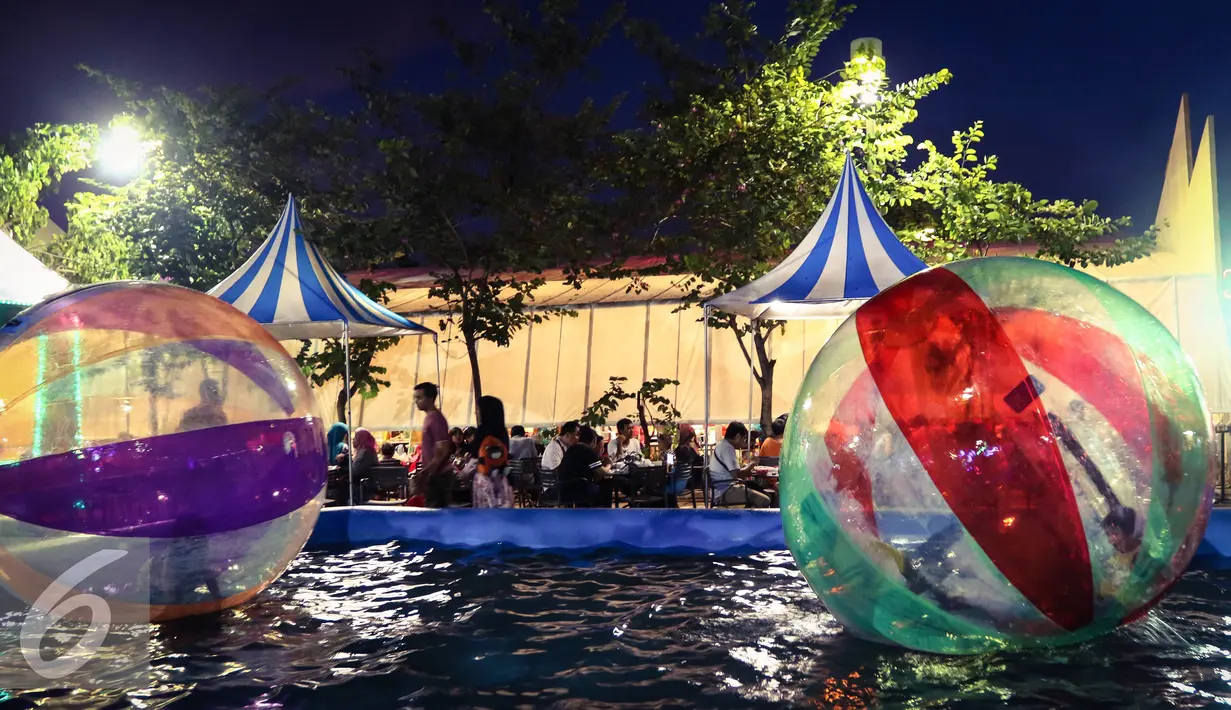 Anak-anak asyik bermain wahana water ball di Pasar Senggol, Summarecon Mal Bekasi, Sabtu (16/04). Kegiatan yang menghadirkan 13 wahana bermain dan kuliner berlangsung selama 24 hari. (Liputan6./Fery Pradolo) 