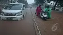 Sejumlah kendaraan mogok akibat nekat menerobos banjir yang menggenangi jalan Letjen Suprapto Cempaka Putih, Jakarta, Senin (9/2/2015). (Liputan6.com/Herman Zakharia)