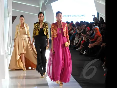 Sejumlah model memperagakan busana rancangan Poppy Dharsono pada ajang Indonesia Fashion Week 2015 di JCC Senayan, Jakarta, Kamis (26/2). (Liputan6.com/Panji Diksana)