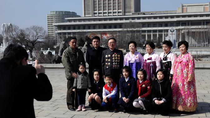 Keluarga foto bersama saat  memperingati Hari Perempuan Internasional di Pyongyang, Korea Utara, Jumat (8/3). Hari Perempuan Internasional jatuh pada tanggal 8 Maret setiap tahunnya. (AP Photo/Dita Alangkara)