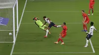 Dominic Calvert-Lewin dari Inggris, tengah, menyundul bola untuk mencetak gol selama pertandingan sepak bola persahabatan internasional antara Inggris dan Wales di stadion Wembley di London, Kamis 8 Oktober 2020. (Nick Potts / Pool via AP)