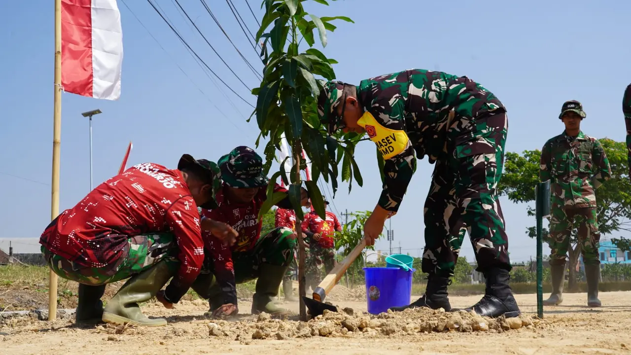 Kepala Dinas Penerangan Angkatan Darat (Kadispenad), Brigadir Jenderal TNI Donny Pramono meninjau sumur bor dan greenhouse yang dibangun dalam Program TNI Manunggal Membangun Desa (TMMD) Reguler ke-129 Kodim 0726/Sukoharjo (Istimewa)