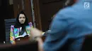 Bupati nonaktif Kutai Kartanegara, Rita Widyasari mendengar keterangan saksi pada sidang lanjutan dugaan suap pemberian izin lokasi perkebunan kelapa sawit di Pengadilan Tipikor, Jakarta, Rabu (7/3). (Liputan6.com/Helmi Fithriansyah)