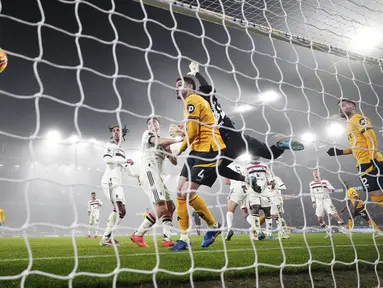 Kiper Manchester United, Andre Onana gagal menghalau bola tendangan pojok pemain Wolves, Matheus Cunha yang berbuah menjadi gol pada laga lanjutan Liga Inggris 2024/2025 yang berlangsung di Molineux Stadium, Wolverhampton, Inggris, Jumat (27/12/2024) WIB. (AP Photo/PA/David Davies)