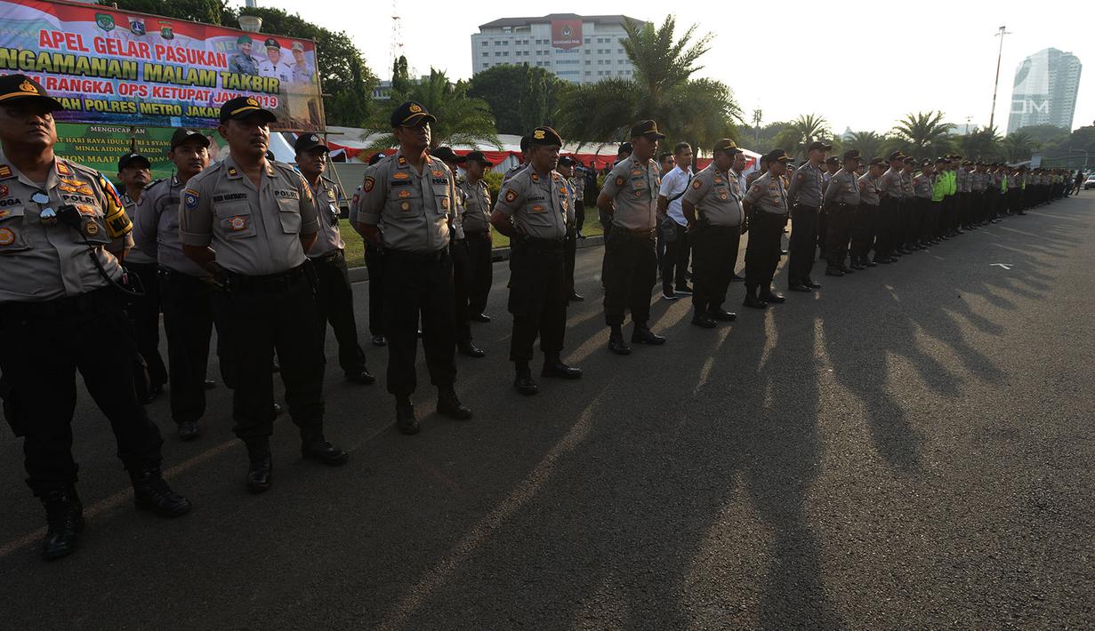 Aparat kepolisian saat mengikuti apel gelar pasukan pengamanan malam takbiran di Lapangan Silang Monas, Jakarta Pusat, Selasa (4/6/2019). Polres Jakarta Pusat menurunkan lima ribu personel kepolisian untuk mengamankan malam takbiran. (merdeka.com/Imam Buhori)