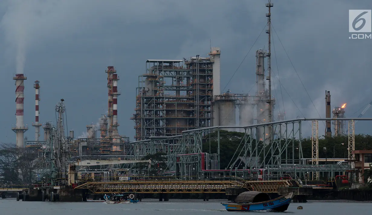 Suasana kilang minyak Pertamina Refenery Unit IV Cilacap, Rabu (7/2). Kilang minyak RU IV Cilacap ini untuk memenuhi  kebutuhan BBM bagi Masyarakat Pulau Jawa. (Liputan6.com/JohanTallo)
