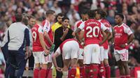Mikel Arteta memberikan instruksi pada skuad Arsenal di laga lawan Manchester City di pekan kelima Liga Inggris 2025/26 di Emirates Stadium, Minggu (21/09/2025). (AP Photo/Kin Cheung)