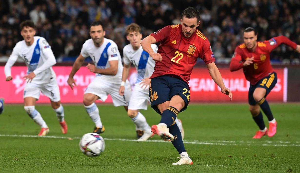 Tiga menit berselang, gol semata wayang kemenangan spanyol akhirnya datang. Pablo Sarabia yang ditunjuk sebagai eksekutor tendangan penalti usai Inigo Martinez dijatuhkan di kotak terlarang, sukses mengecoh kiper Odisseas Vlachodimos. (AFP/Aris Messinis)