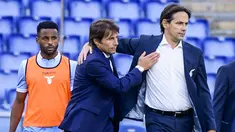 File foto 4 Oktober 2020 Pelatih Inter Milan Antonio Conte (tengah) memberi selamat kepada pelatih Lazio Simone Inzaghi (kanan) usai pertandingan Liga Serie A Italia di stadion Olimpiade di Roma. Inter resmi menunjuk Inzaghi sebagai pelatih baru menggantikan Conte. (AFP/Filippo Monteforte)